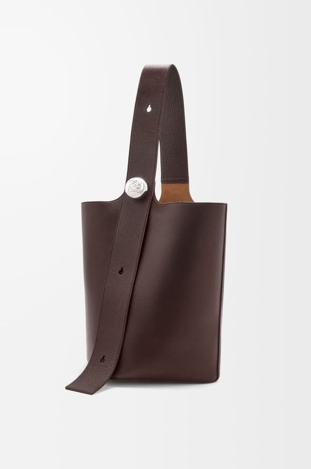 LOEWE Large Pebble bucket in supple grained calfskin